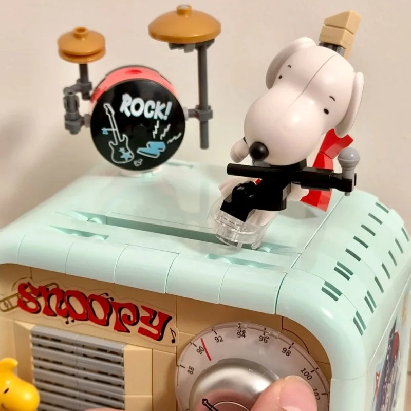 Pantasy Snoopy Series Retro Robotic Anime Peripheral Educational Building Blocks Ornaments Toys Children's Gifts